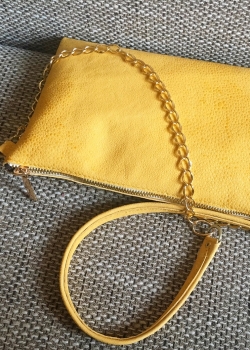 Маленькая желтая сумочка
