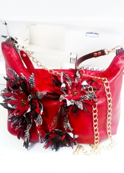 Красная сумка с цветами